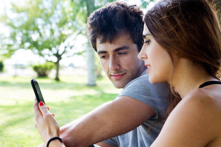 Authenticity in Phone Dating for Latin Couples